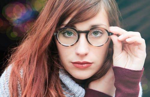 Glasses With or Without Nose Pads? The Definitive Answer Here. – Bye-Bye  Nose Dents